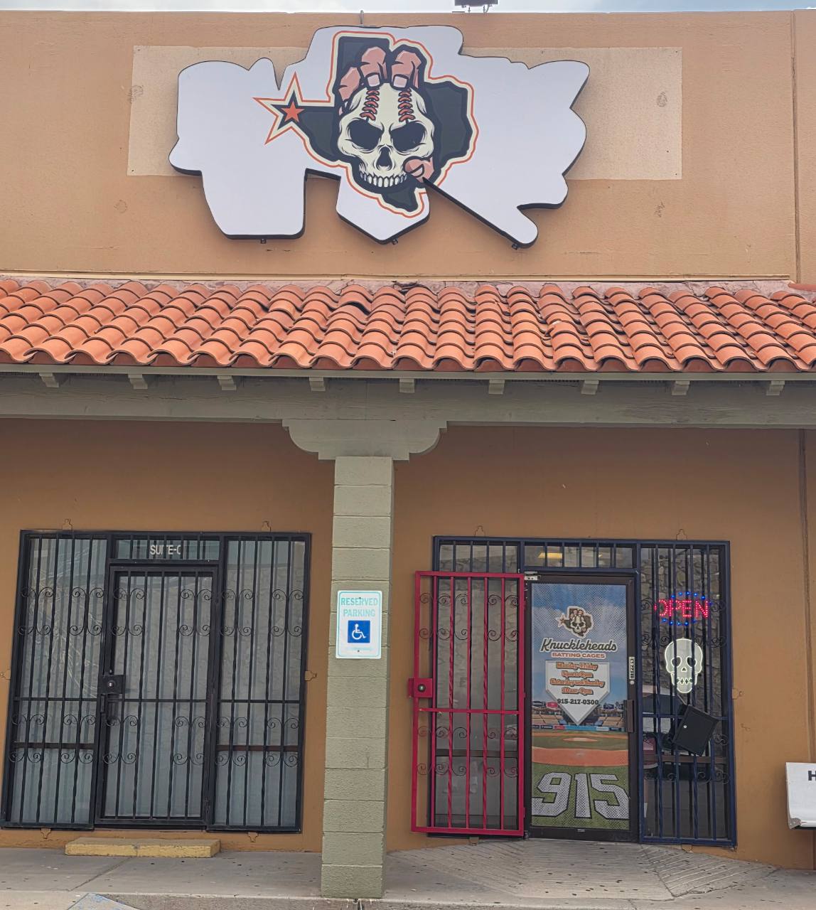 Knuckleheads Batting Cages entrance and Texas skull sign